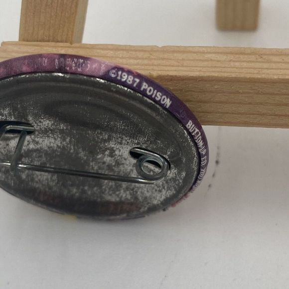 POISON BUTTON PINBACK FAN CONCERT SOUVENIR 1980'S GLAM METAL HAIR BAND GROUP - Picture 3 of 4